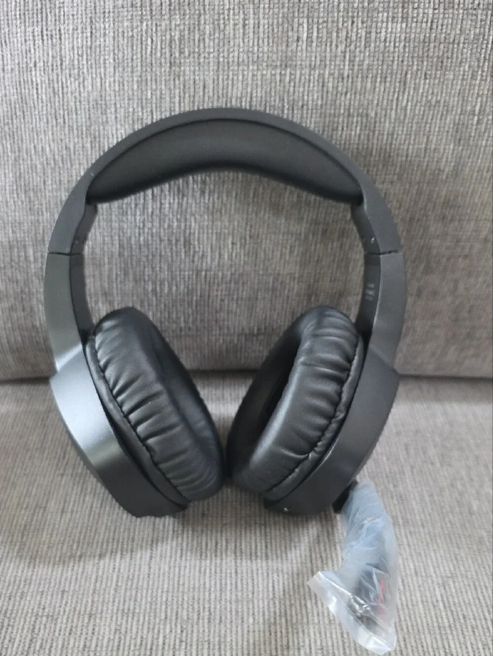 Binnune Black and Red Wireless Gaming Headset BW01, New In Box.